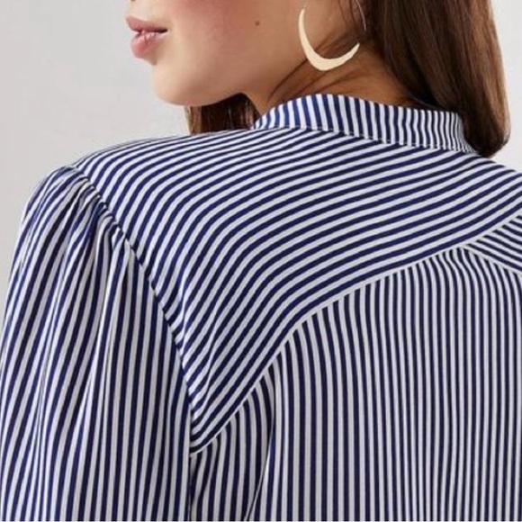 Classy Striped Blouse With Beautiful Details - Picture 3 of 9